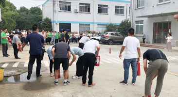 安全生產(chǎn)，消防結(jié)合，預(yù)防為主。--雙德譽(yù)進(jìn)行消防演練