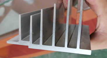 鋁型材鋸切機切割表面為何會出現(xiàn)毛刺？