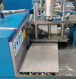 【上海】高效全自動(dòng)切鋁機(jī)鋸切行程每刀節(jié)拍只要10秒