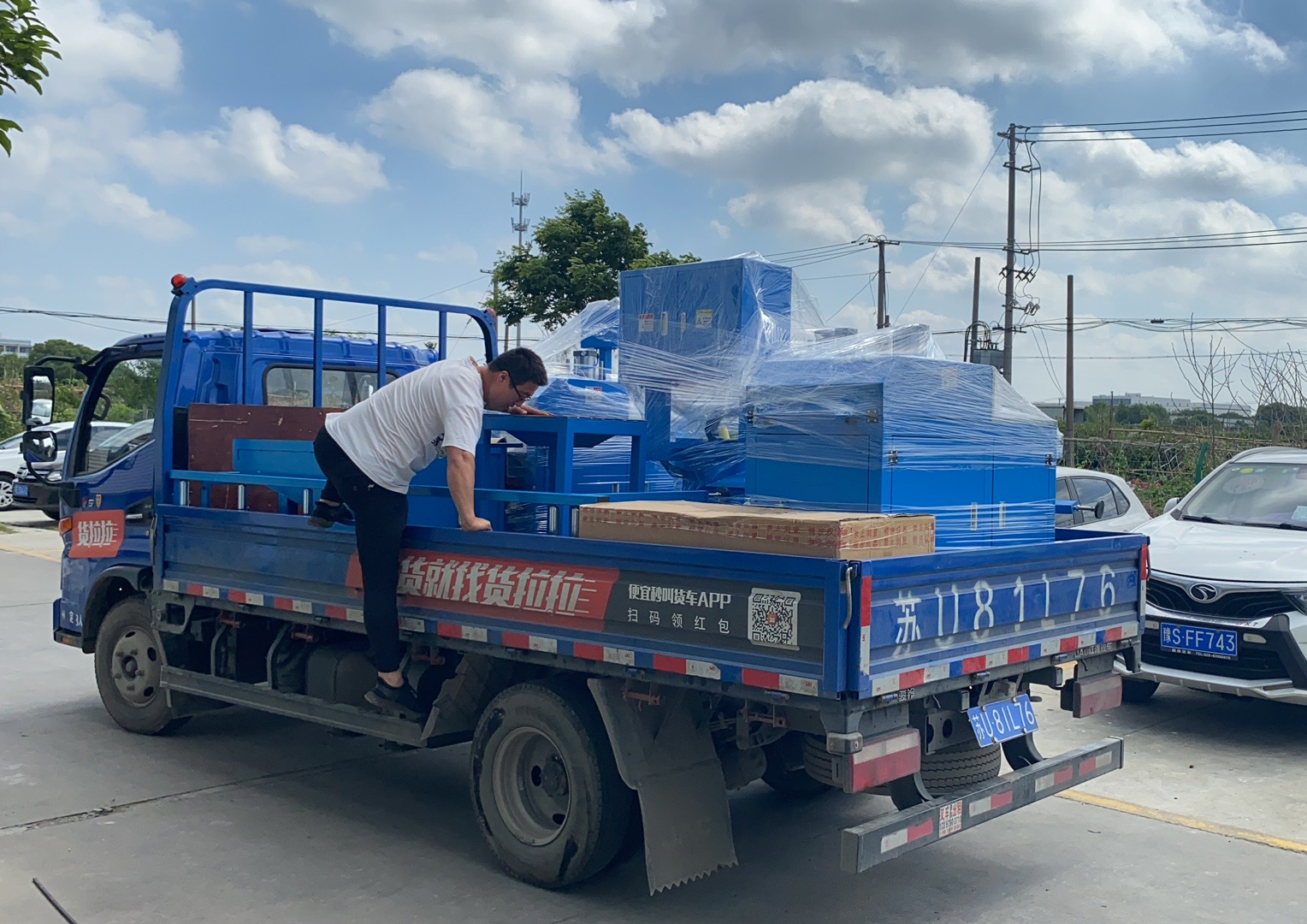 【上?！靠蛻衄F(xiàn)場(chǎng)使用SDY-Q450鋸切機(jī)切割特斯拉汽車零配件