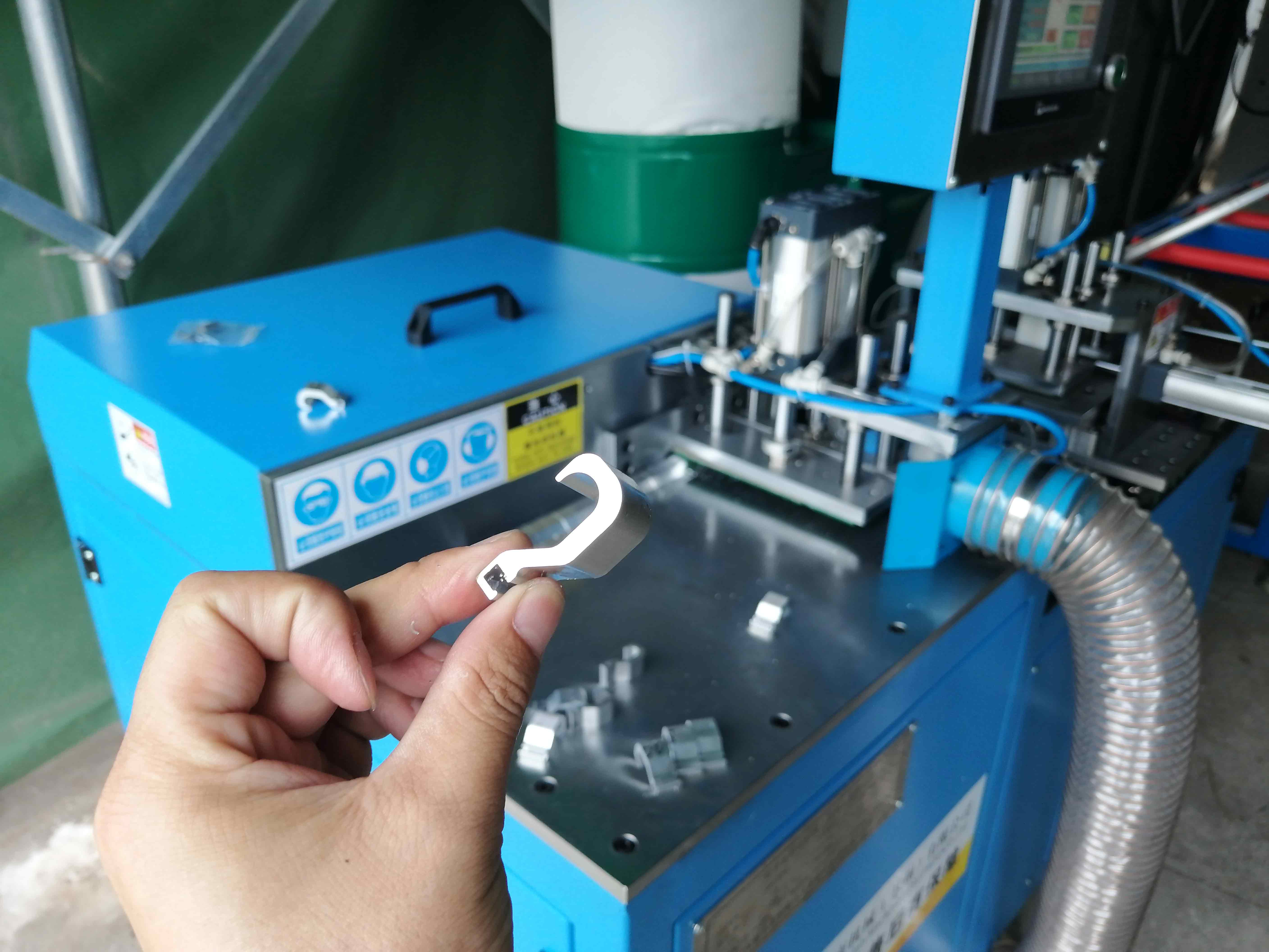 【蘇州】異型材切割用SDY-Q450全自動切鋁機客戶現(xiàn)場,為精度光潔度點贊