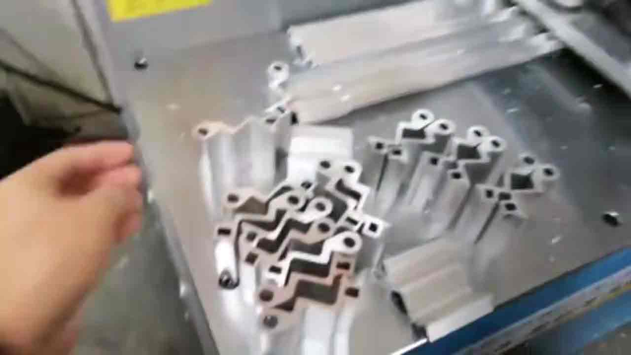 鋁合金門(mén)窗合頁(yè)-用全自動(dòng)切鋁機(jī)450切割現(xiàn)場(chǎng) 鋁合金門(mén)窗合頁(yè)-用全自動(dòng)切鋁機(jī)450切割現(xiàn)場(chǎng)