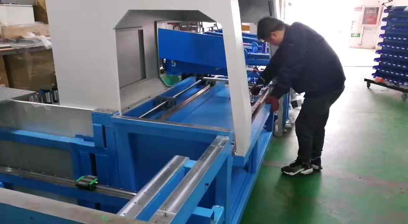 鋁型材切割機(jī)廠家雙德譽(yù)庫存又告急，車間伙伴認(rèn)真的樣子