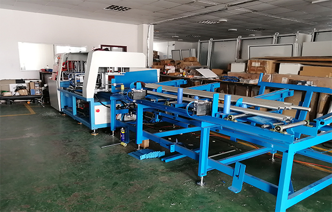 鋁型材切割機(jī)自動(dòng)上料 下料-2 鋁型材切割機(jī)自動(dòng)上料 下料-2