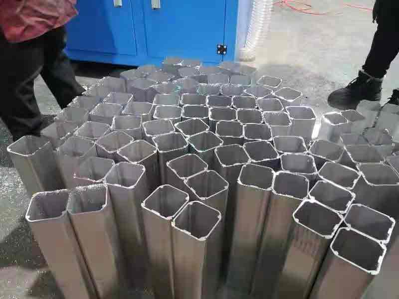 鋁管自動(dòng)切割機(jī)-可多支鋸切-可切割鋁圓管、方管、薄壁管，型號(hào)齊全