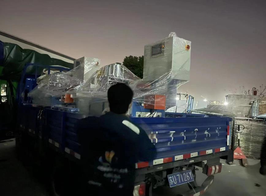 趕到天黑發(fā)貨，2臺(tái)鋁材切割機(jī)設(shè)備發(fā)貨浙江余姚經(jīng)銷商處