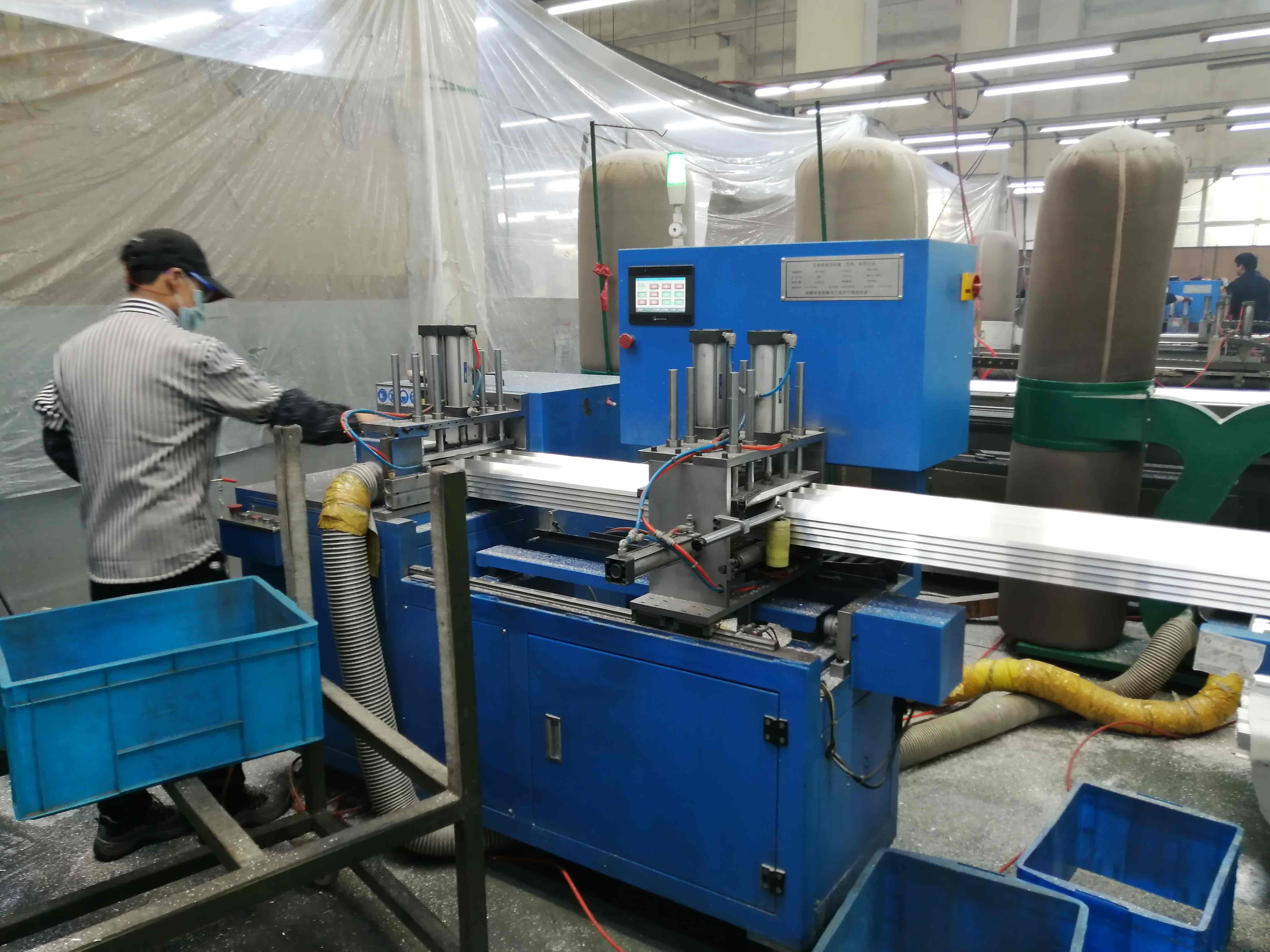 一刀切24根光伏角碼的全自動(dòng)角碼鋸，效率翻倍了